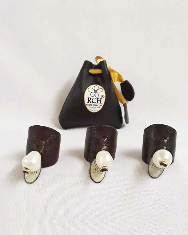 Anillo en piel con perla