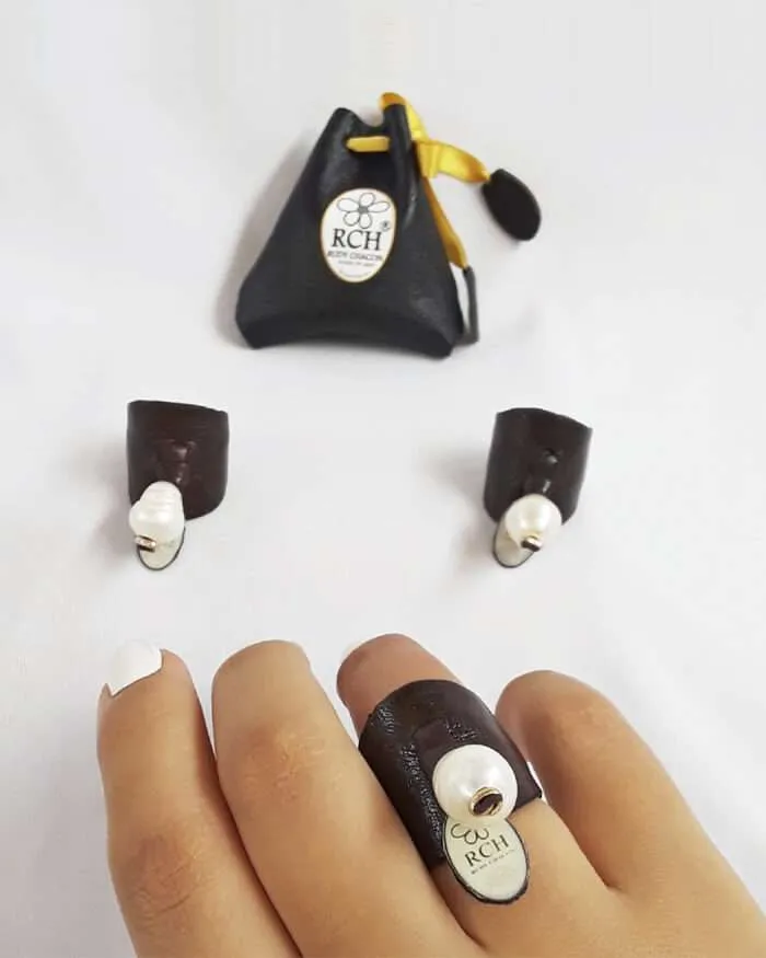 Anillo en piel con perla