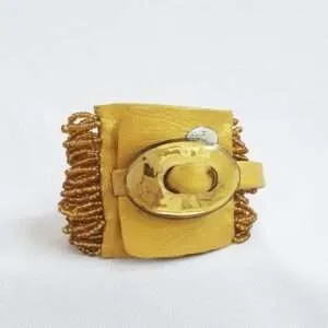 Brazalete de mostacilla dorado
