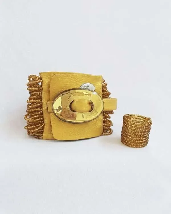 Brazalete de mostacilla dorado
