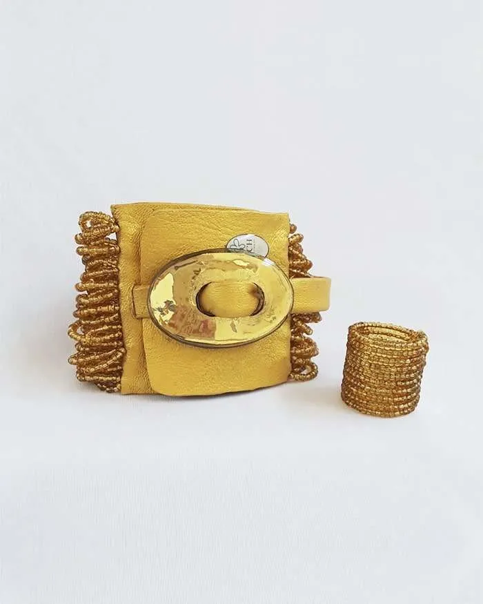 Brazalete de mostacilla dorado
