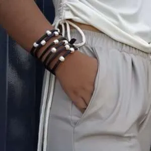Brazalete en piel con perlas
