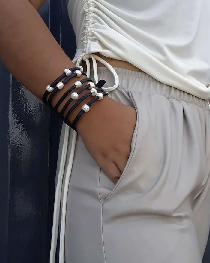 Brazalete en piel con perlas