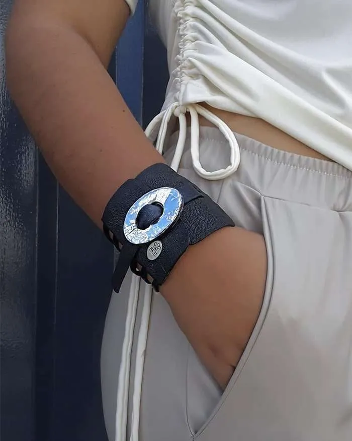 Brazalete en piel con perlas