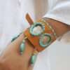 Brazalete turquesas colgantes