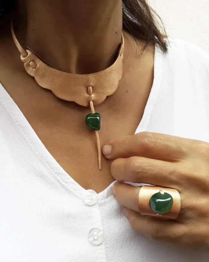 Gargantilla en piel con jade