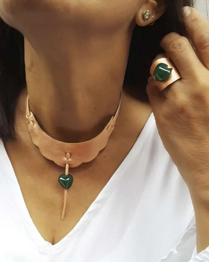 Gargantilla en piel con jade